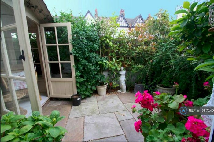 1 Bedroom Flat To Rent In Woodfield Road, Leigh-On-Sea, SS9