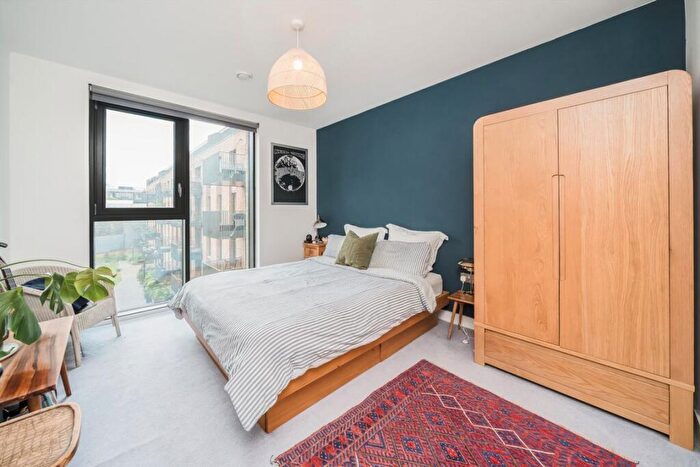 2 Bedroom Flat For Sale In Navigators Walk, Regents Canal, E3 - Photo 3