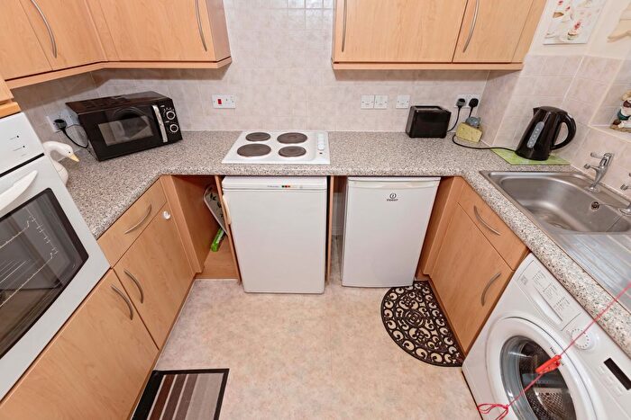 1 Bedroom Bungalow For Sale In Beachville Court, Brighton Road, Lancing, West Sussex, BN15