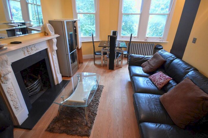 3 Bedroom Flat To Rent In Flat, Efe House, Highbury Grove, London, N5