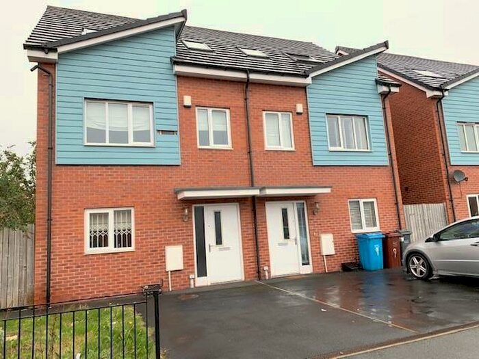 4 Bedroom Semi-Detached House To Rent In Carmody Close, Manchester, M40
