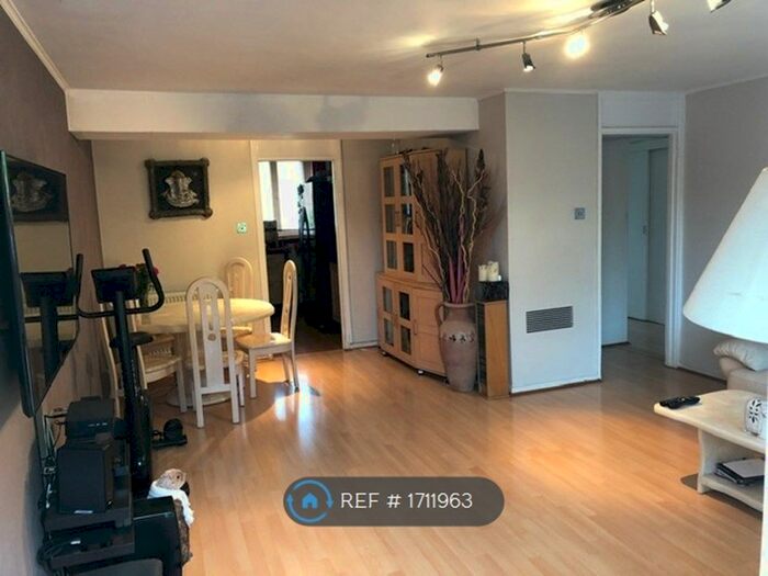 3 Bedroom Flat To Rent In Bensington Court, Bedfont, Feltham, TW14