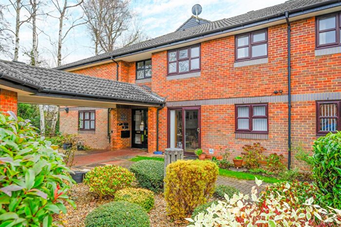 2 Bedroom Flat For Sale In Pitson Close, Addlestone, KT15