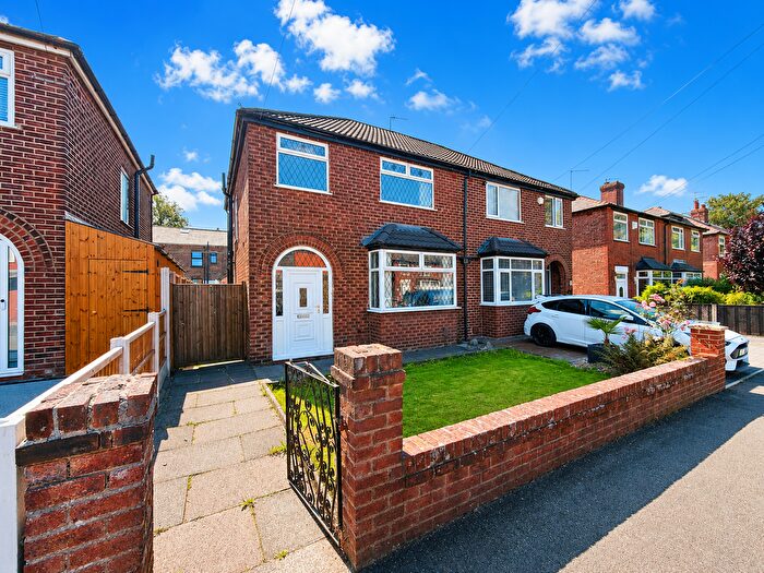 3 Bedroom Semi-Detached House For Sale In Spencer Avenue, Whitefield, Bury, M45