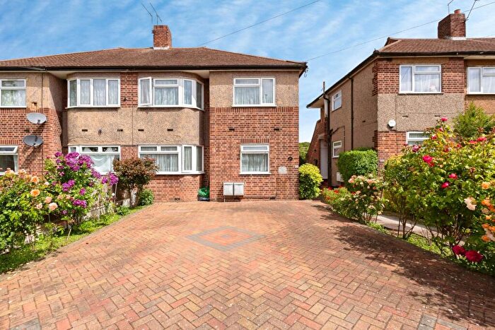 2 Bedroom Maisonette For Sale In Fullwell Avenue, Ilford, IG5