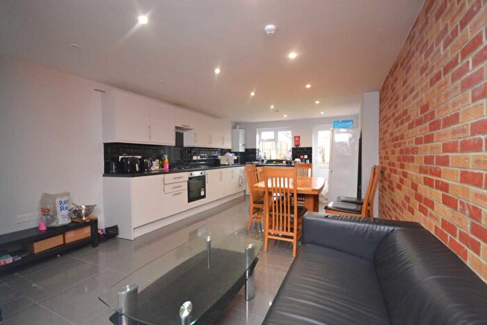 6 Bedroom Terraced House To Rent In De Beauvoir Road, Reading, RG1