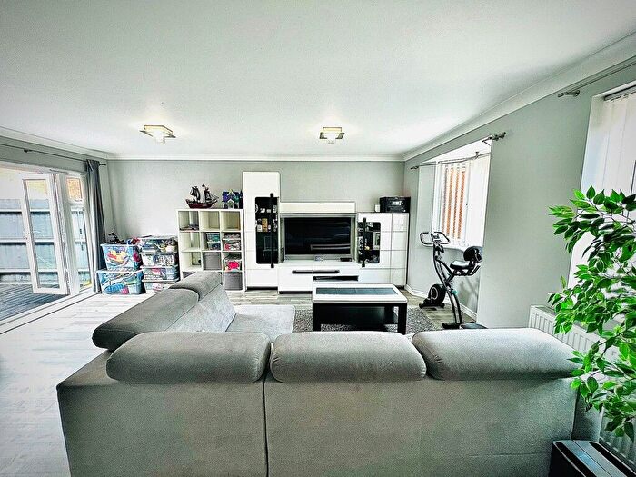 3 Bedroom End Of Terrace House For Sale In Capella Crescent, Oakhurst, Swindon, SN25