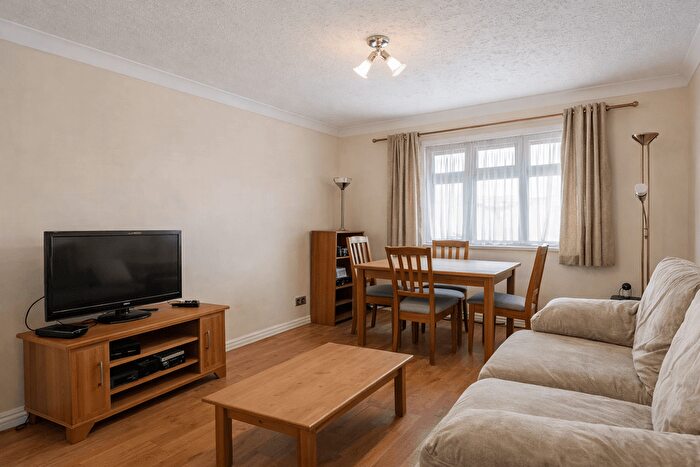 3 Bedroom Flat To Rent In Tabard St, London, SE1