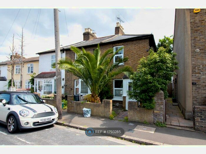 2 Bedroom End Of Terrace House To Rent In Holly Road, Hounslow, TW3