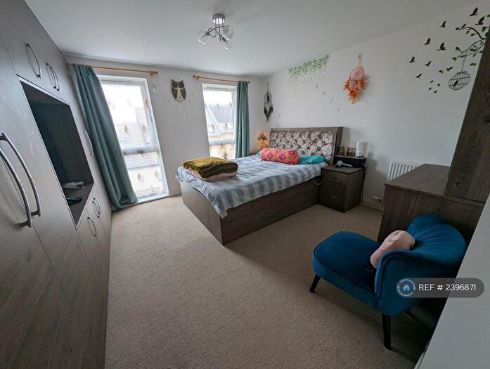 4 Bedroom Semi-Detached House To Rent In Burroughs Drive, Dartford, DA1