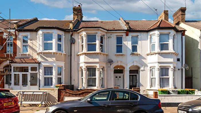 1 Bedroom Flat For Sale In East Avenue, London, E12