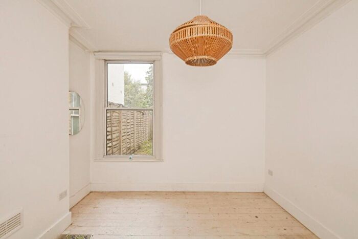 2 Bedroom Flat For Sale In Cavendish Road, London, SW12