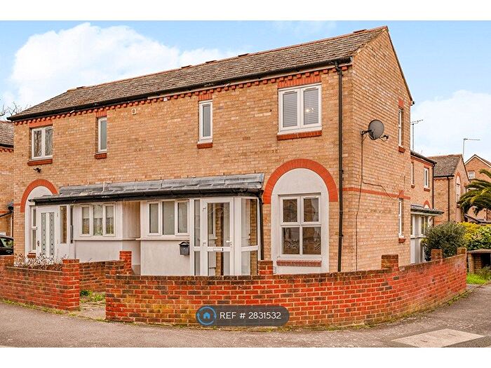 2 Bedroom Semi-Detached House To Rent In Chaucer Drive, London, SE1