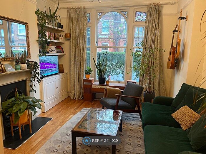 1 Bedroom Flat To Rent In Dinsmore Road, London, SW12