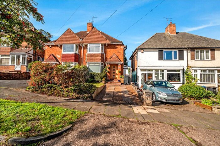3 Bedroom Semi Detached House For Sale In Newlands Road, Stirchley, Birmingham, West Midlands, B30