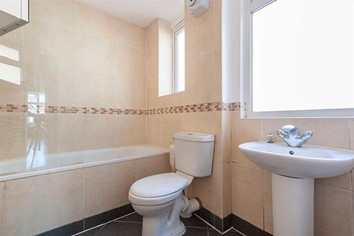 3 Bedroom Flat To Rent In Chatsworth Gardens, London, W3
