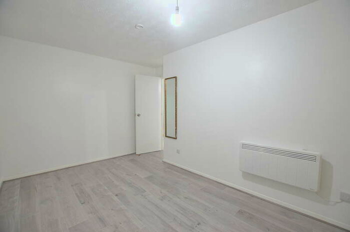 2 Bedroom Ground Flat To Rent In Elmore Close, Wembley, HA0