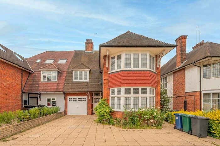 4 Bedroom Property To Rent In Finchley Road, Golders Green, London, NW11