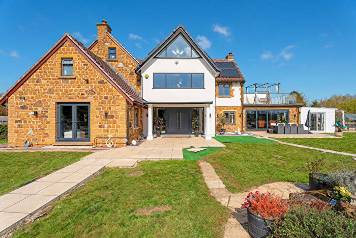 6 Bedroom Detached House For Sale In Southam Road, Farnborough, Banbury Oxfordshire, OX17