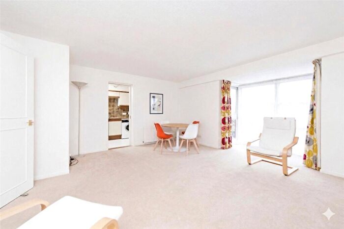 2 Bedroom Flat To Rent In Thorney Crescent, London, SW11