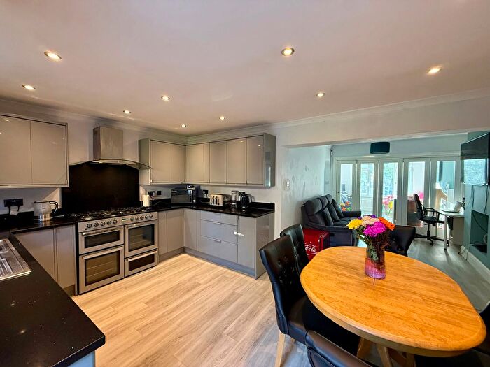 4 Bedroom Semi-Detached House For Sale In Bastion Road, London, SE2