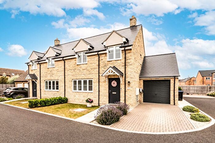 3 Bedroom Semi-Detached House For Sale In Orchard Close, Carterton, Oxfordshire, OX18