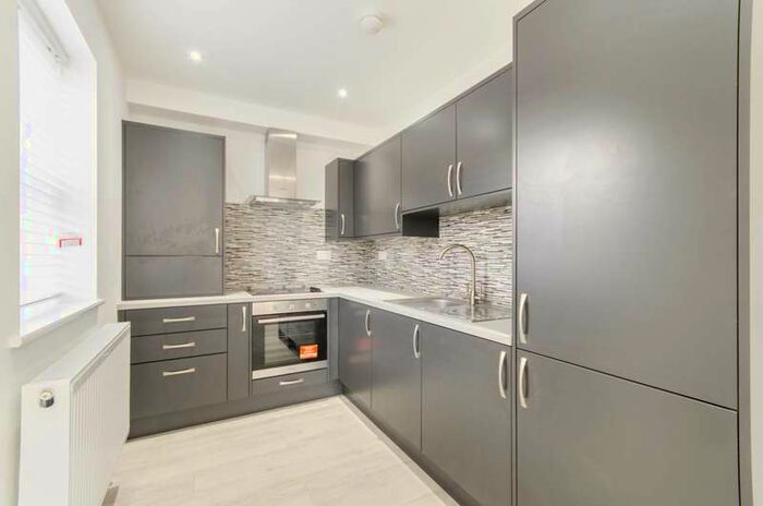 3 Bedroom Flat To Rent In King's Road, Wimbledon, SW19