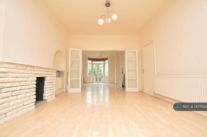 3 Bedroom Terraced House To Rent In Ridgeview Road, London, N20