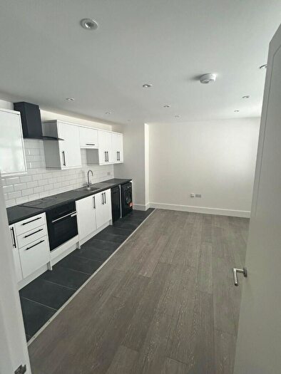 2 Bedroom Flat To Rent In High Street, Epsom, Surrey, KT19