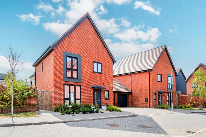 3 Bedroom Detached House For Sale In Paddock Way, Crowthorne, RG45