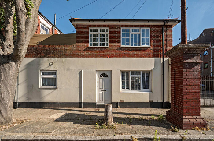 1 Bedroom Flat For Sale In Old Commercial Road, Portsmouth, Hampshire, PO1