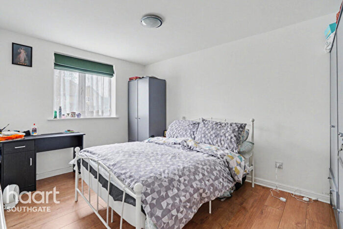 1 Bedroom Apartment For Sale In Dalrymple Close, London, N14