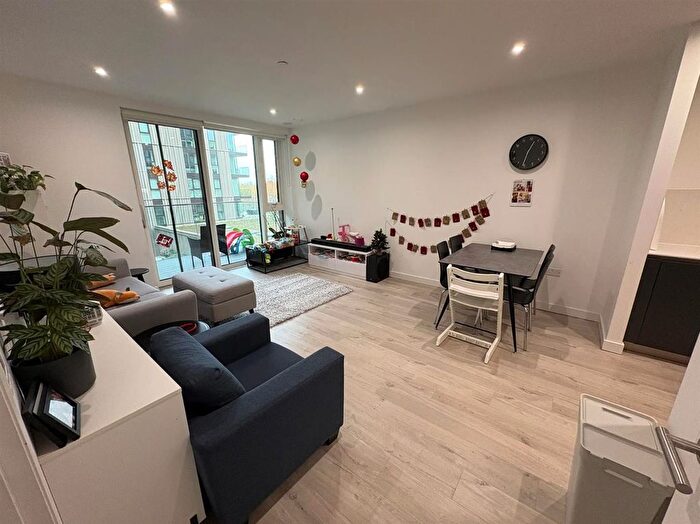 2 Bedroom Flat To Rent In Hartingtons Court, Coster Avenue, N4