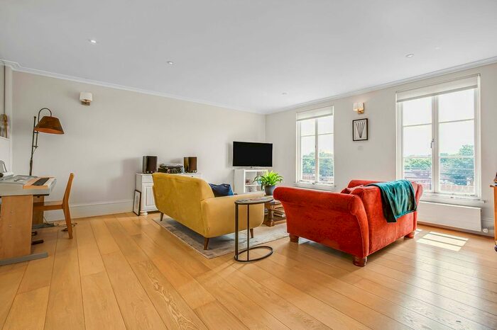 2 Bedroom Flat To Rent In The Causeway, Teddington, Middlesex, TW11
