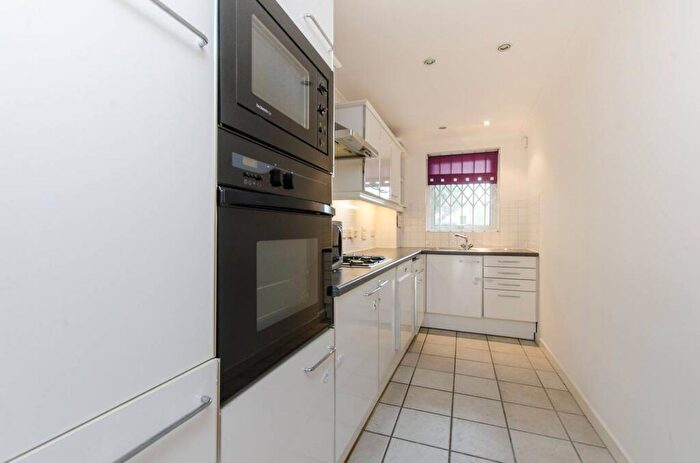 2 Bedroom Flat To Rent In Chatfield Road, Battersea, London, SW11