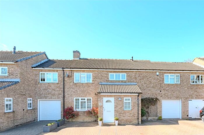 3 Bedroom Detached House For Sale In St. Helens Close, Leeds, LS16