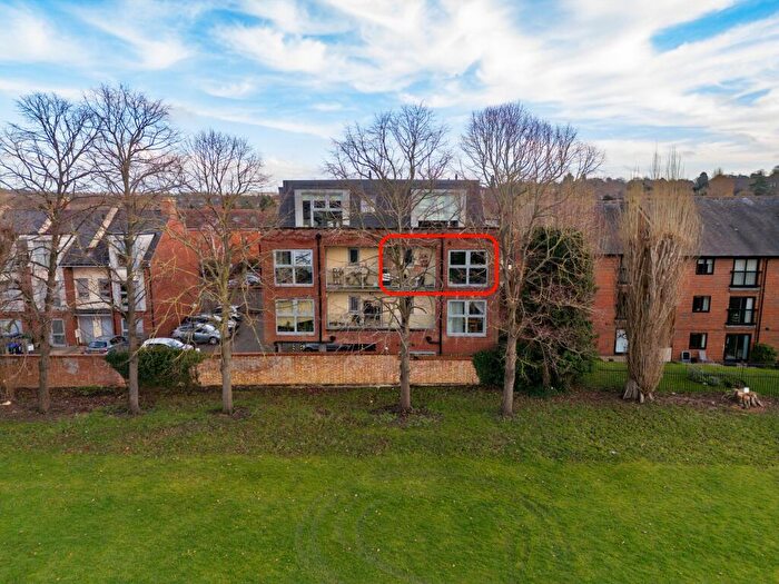 2 Bedroom Flat For Sale In Capswell Court, Hitchin, SG5