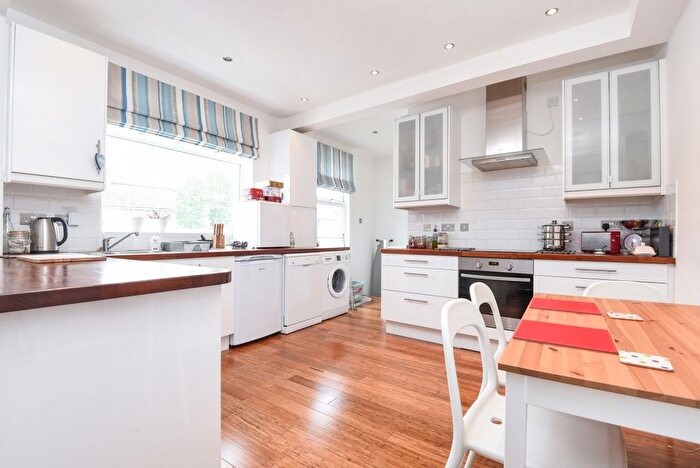2 Bedroom Flat To Rent In Pevensey Road, Tooting, London, SW17