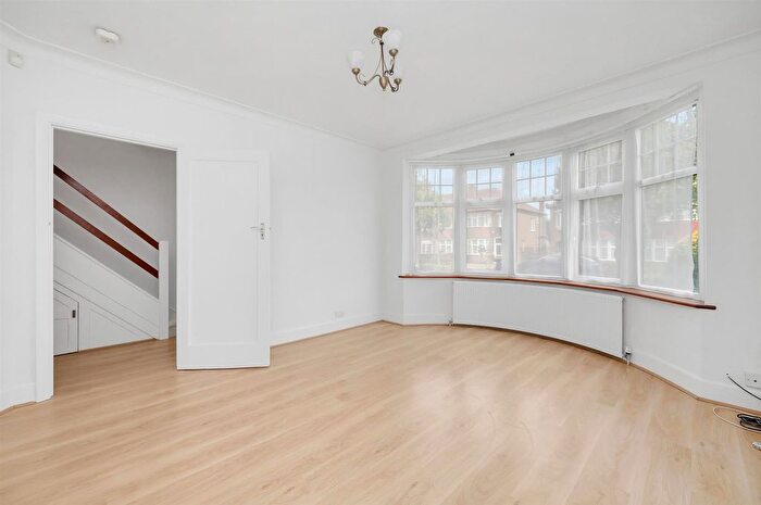 3 Bedroom Semi-Detached House To Rent In Lynton Mead, London, N20