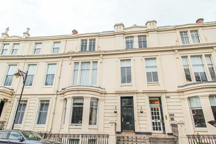 2 Bedroom Flat To Rent In Royal Crescent, Glasgow, G3