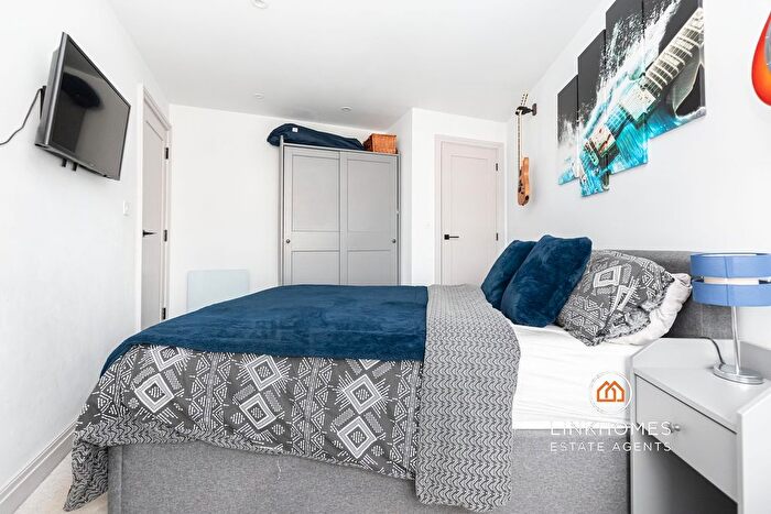 2 Bedroom Flat For Sale In - Commercial Road, Poole, BH14