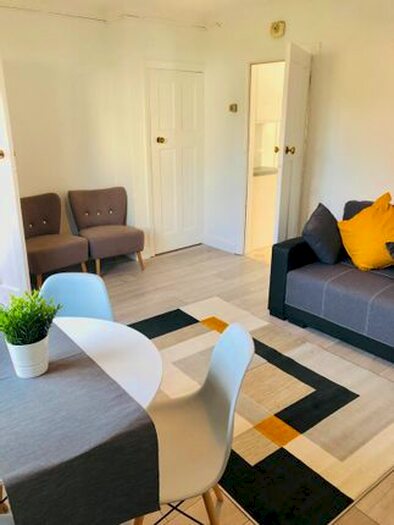 4 Bedroom Semi-Detached House To Rent In The Oval, Guildford, GU2