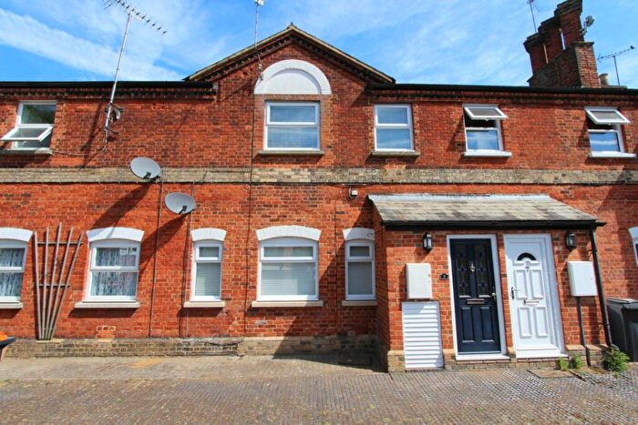 2 Bedroom House To Rent In Pinecrest Mews, Linslade, LU7