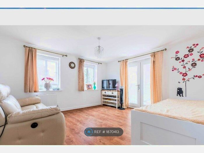 4 Bedroom End Of Terrace House To Rent In Chadwick Road, Langley, SL3