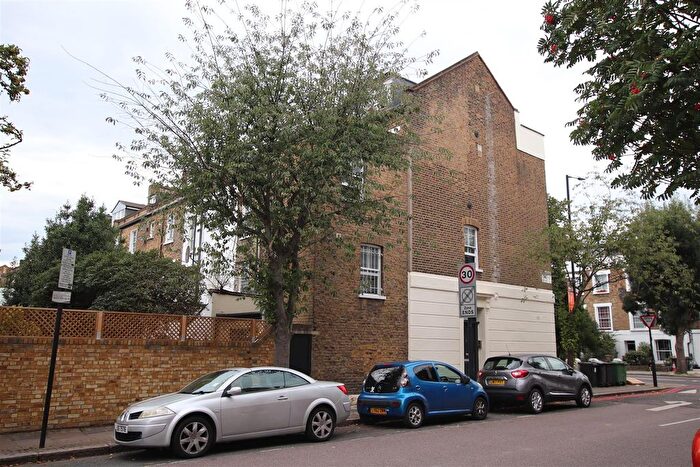Studio To Rent In Tollington Road, London, N7