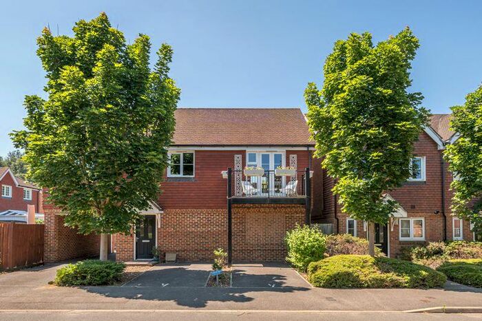 2 Bedroom Maisonette To Rent In Alderbank Drive, Godalming, GU7