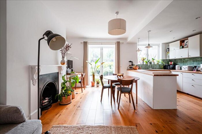 1 Bedroom Apartment For Sale In Colvestone Crescent, Dalston, E8