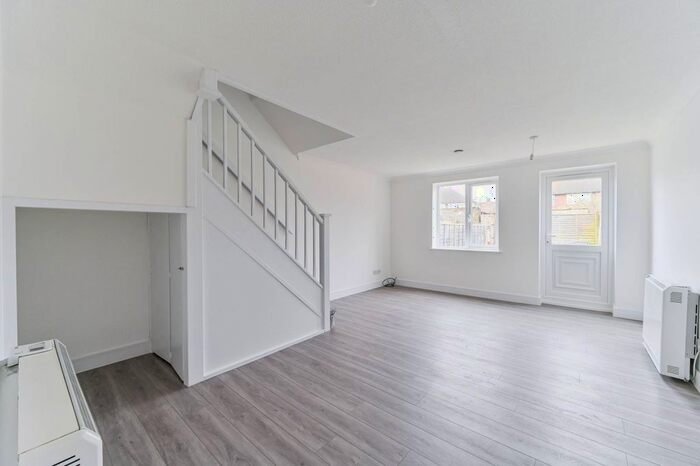 2 Bedroom Flat To Rent In Stirling Close, Norbury, London, SW16