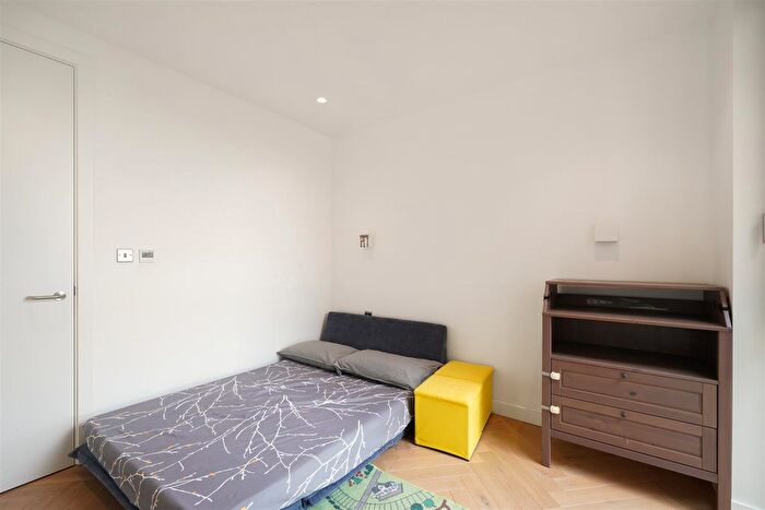 3 Bedroom Flat To Rent In Oberman Road, Brent, NW10