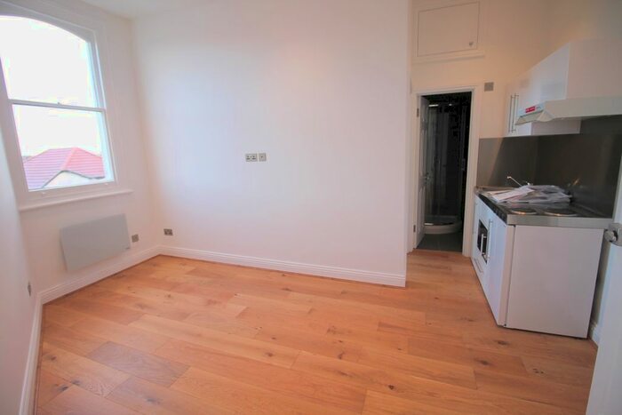 1 Bedroom Flat To Rent In Fullers Road, London E18